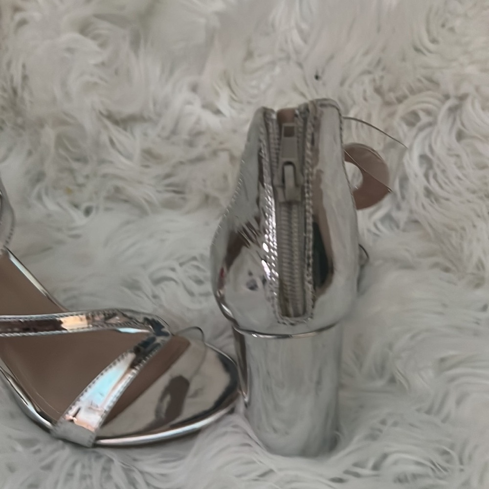Silver heels - Picture 3 of 5